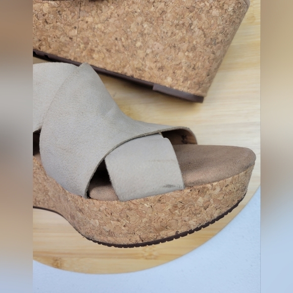 Clarks Soft Cushion Side Buckle Tan Faux Leather Cork Wedge Sandals‎ Sz 9.5 M - Picture 10 of 14